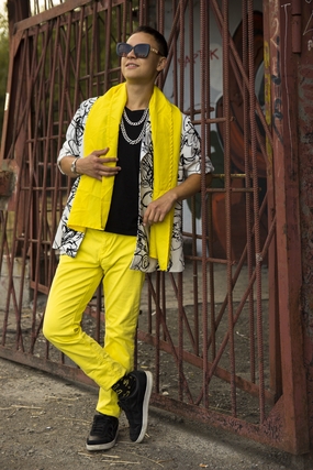 户外时尚戴墨镜男模帅哥写真图片